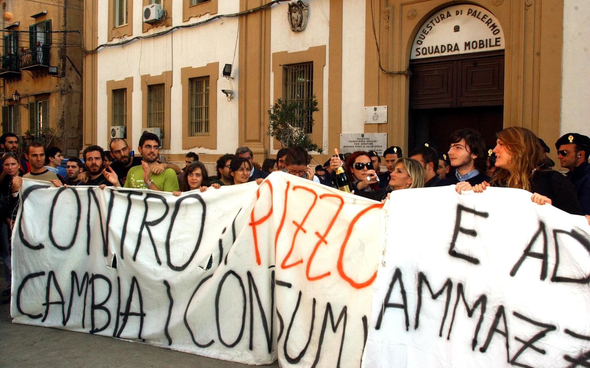 Människor demonstrerar mot maffian i Palermo på Sicilien 2007.