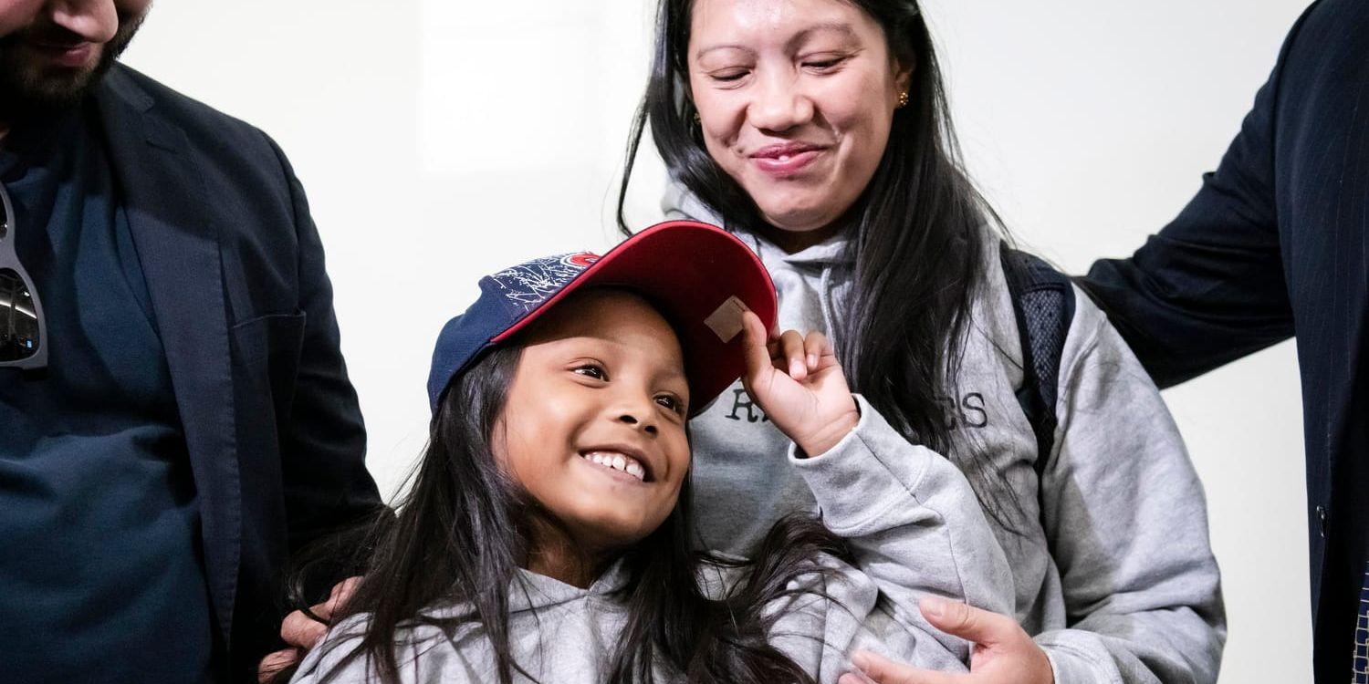 Kvinnan och hennes dotter fick flyktingstatus redan i januari, men kunde först nu ta sig till Kanada.