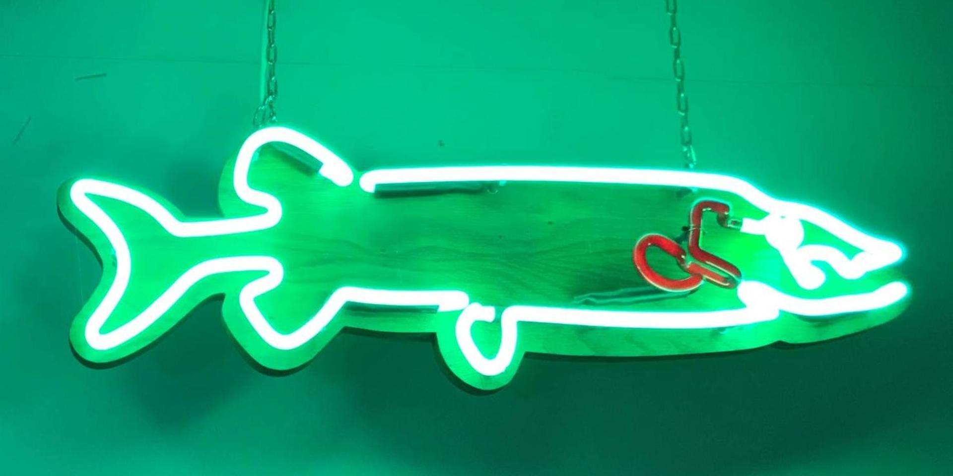 Från 70-talet och fram till 2010 tillverkade företaget neonskyltar. En nostalgisk gädda hänger på väggen.           