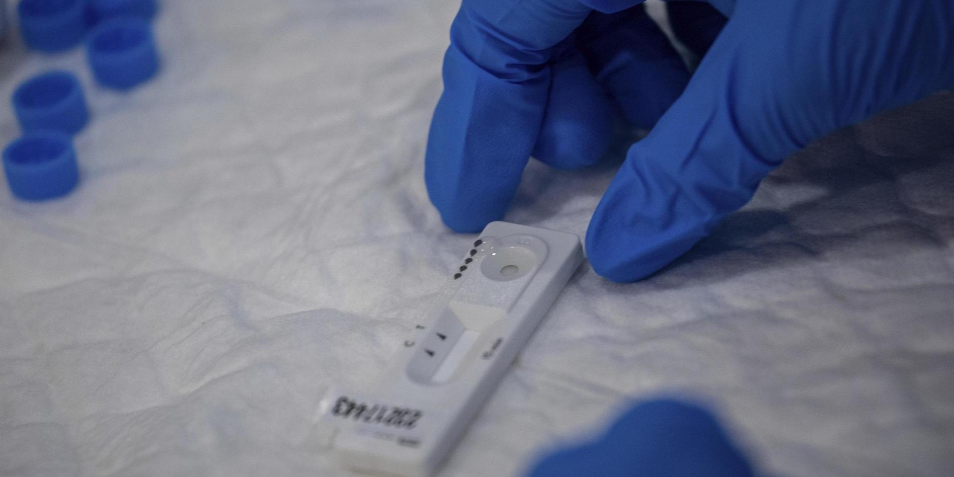 De nya snabbtesterna har liknats vid graviditetstest och anses kunna fylla en funktion genom att snabbt fånga upp smittade.