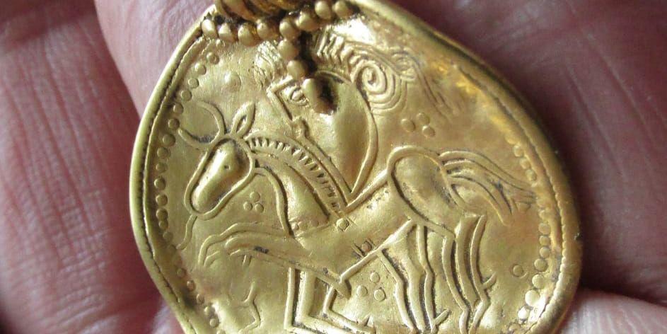 Ett hängsmycke i guld från folkvandringstiden har hittats söder om Kungsbacka. Smycket tros föreställa Oden till häst.