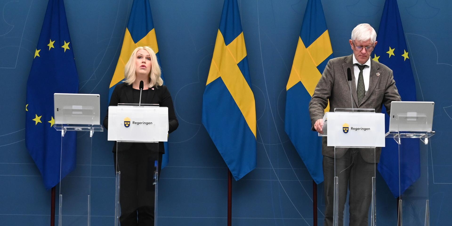 Socialminister Lena Hallengren och Folkhälsomyndighetens avgående generaldirektör Johan Carlsson. Arkivbild.