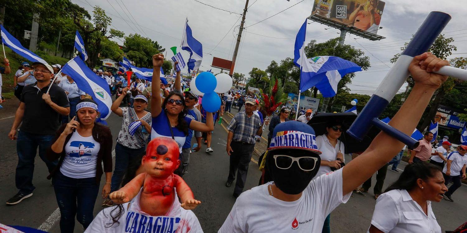 Protesttåg hålls runtom i Nicaragua. En rödmålad docka visar vad det handlar om: att 20 barn är bland de över 220 människor som ordningsmakten har dödat vid demonstrationer denna vår.