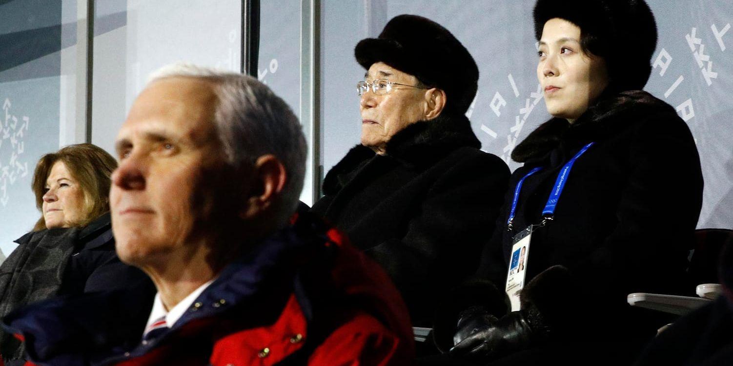 Kim Jon-Uns lillasyster Kim Yo-Jong satt bakom USA:s vicepresident Mike Pence på läktaren under invigningen av OS i Pyeongchang. Arkivbild.