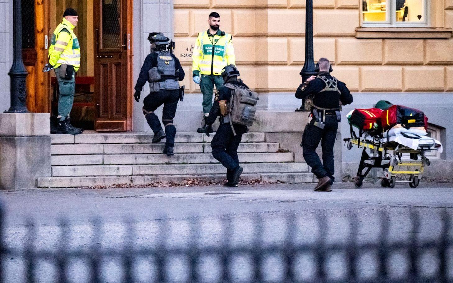 Två kvinnor i 50-årsåldern, anställda vid Malmö Latinskola, dödades i skolattacken i Malmö under måndagen.