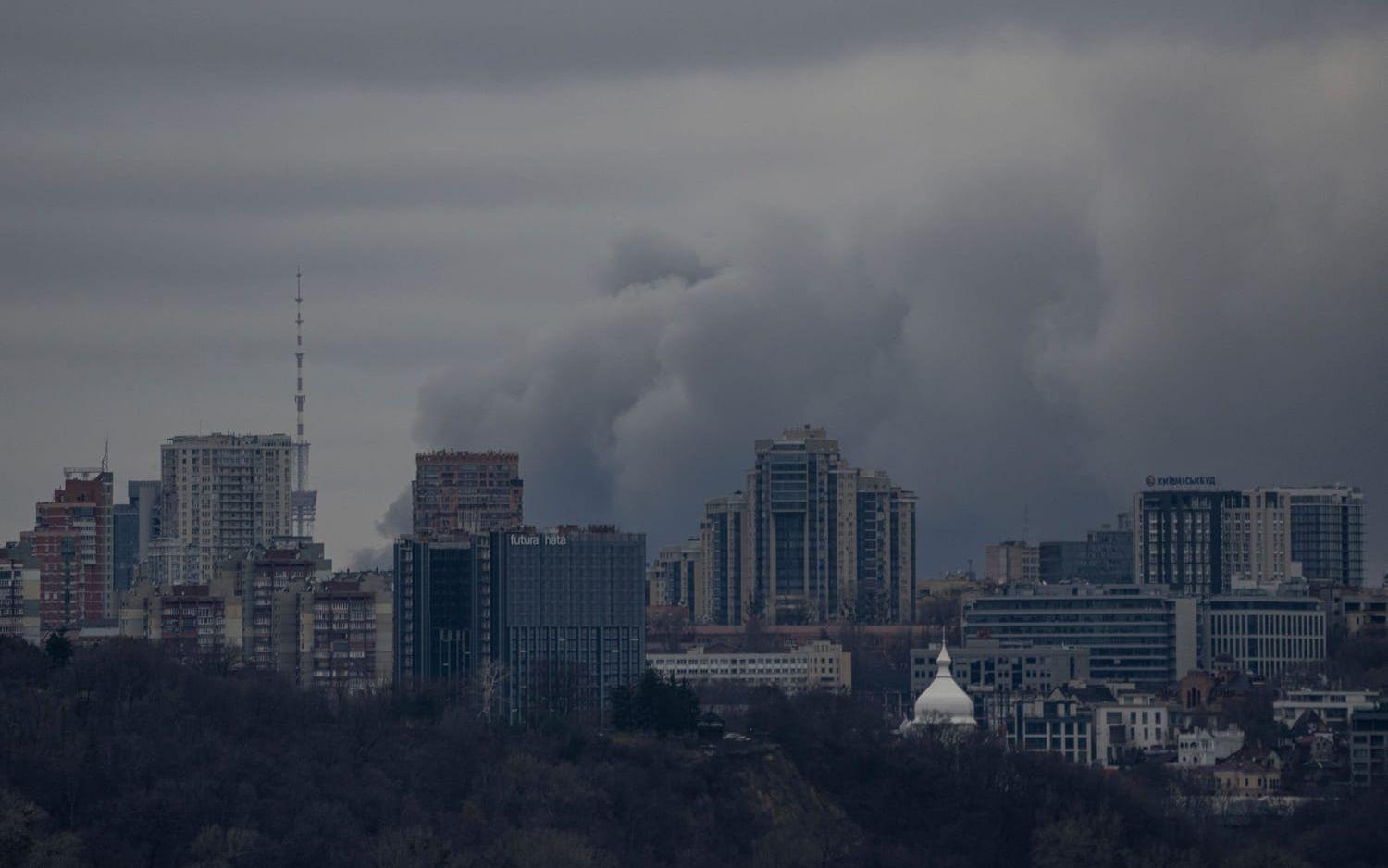 Rök stiger efter en rysk attack i Kiev.