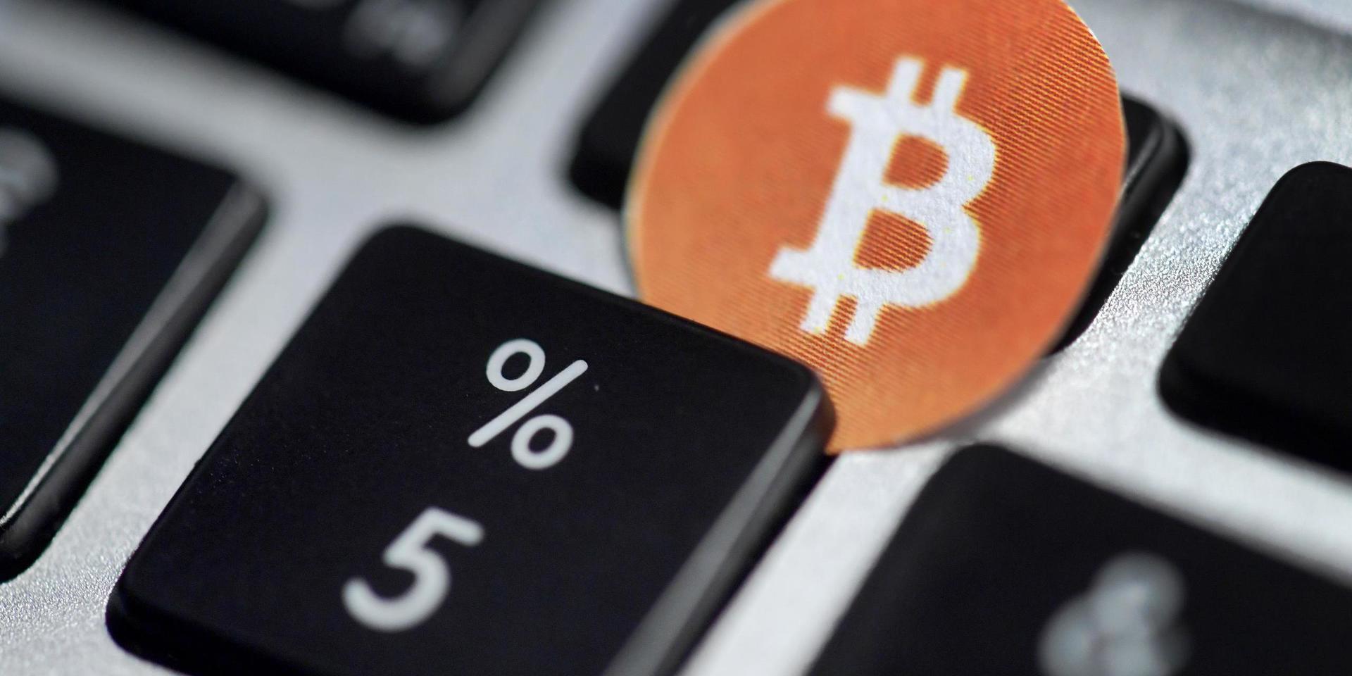 Bitcoin - en digital valuta, skapad 2009, vars huvudsyfte är att möjliggöra betalningar över Internet direkt mellan användare utan inblandning av tredje part.