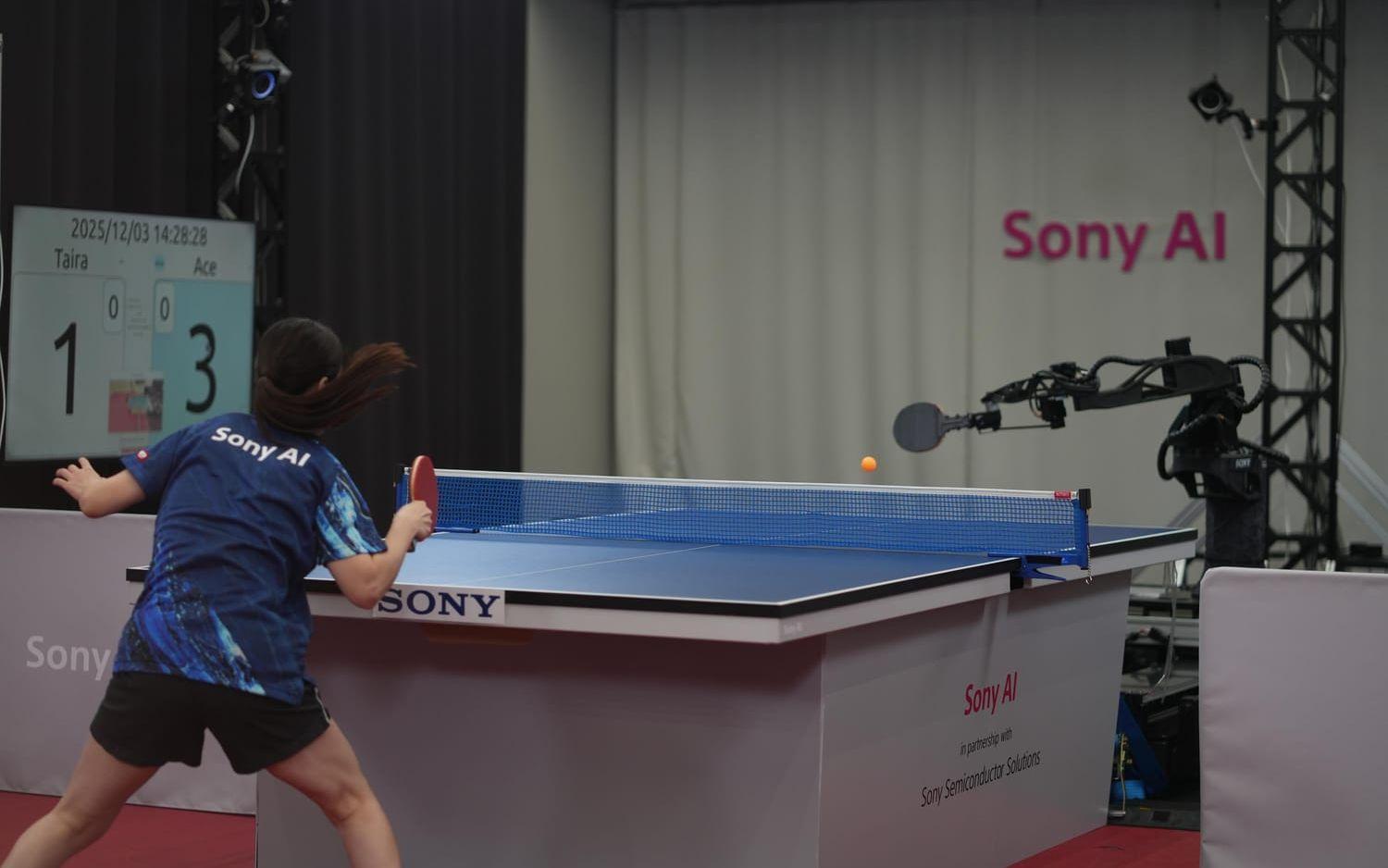 Sonys pingisrobot vinner matcher mot japanska elitspelare, men mot de främsta pingisproffsen går den än så länge bet. Pressbild. 