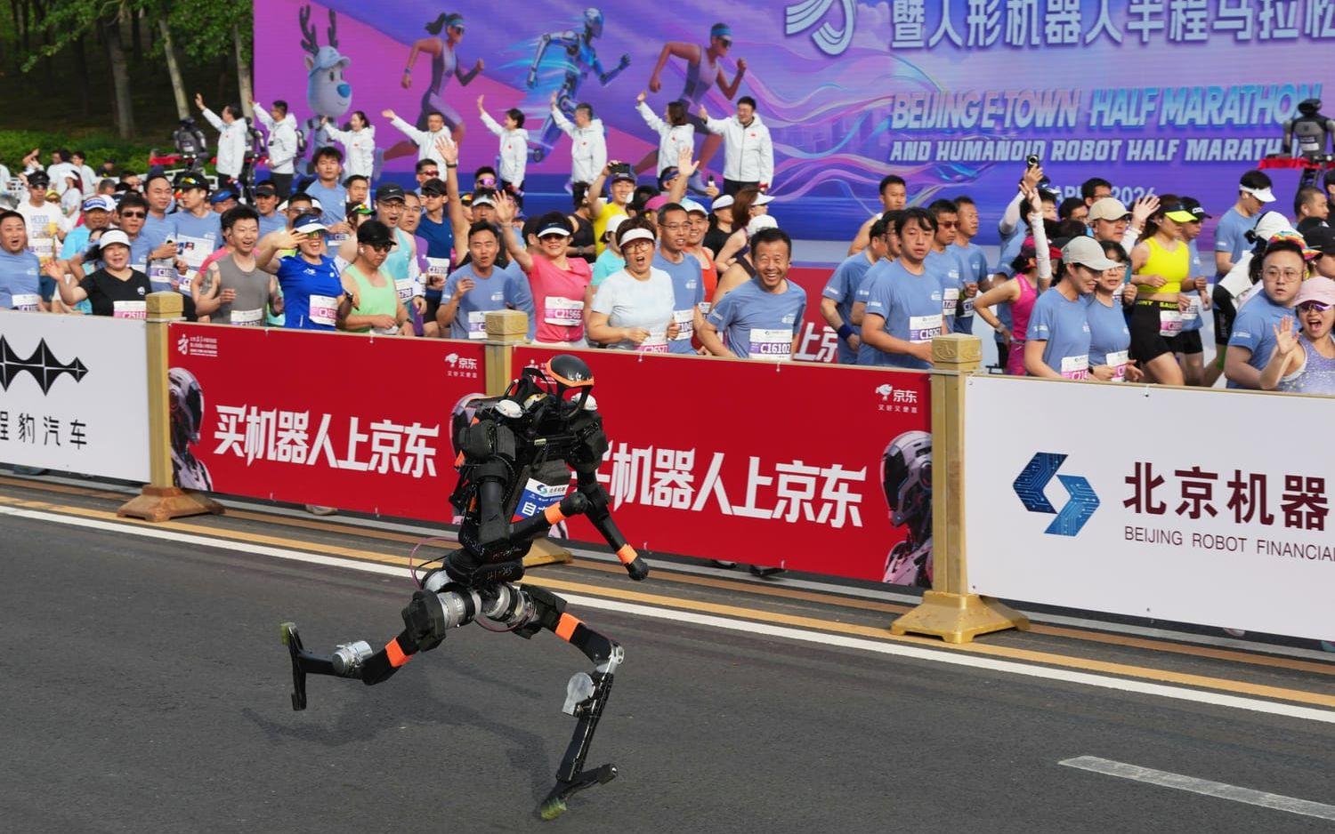Robotar sprang i ett fält, och människor i ett annat, i ett halvmaraton i utkanten av Peking den 19 april. 