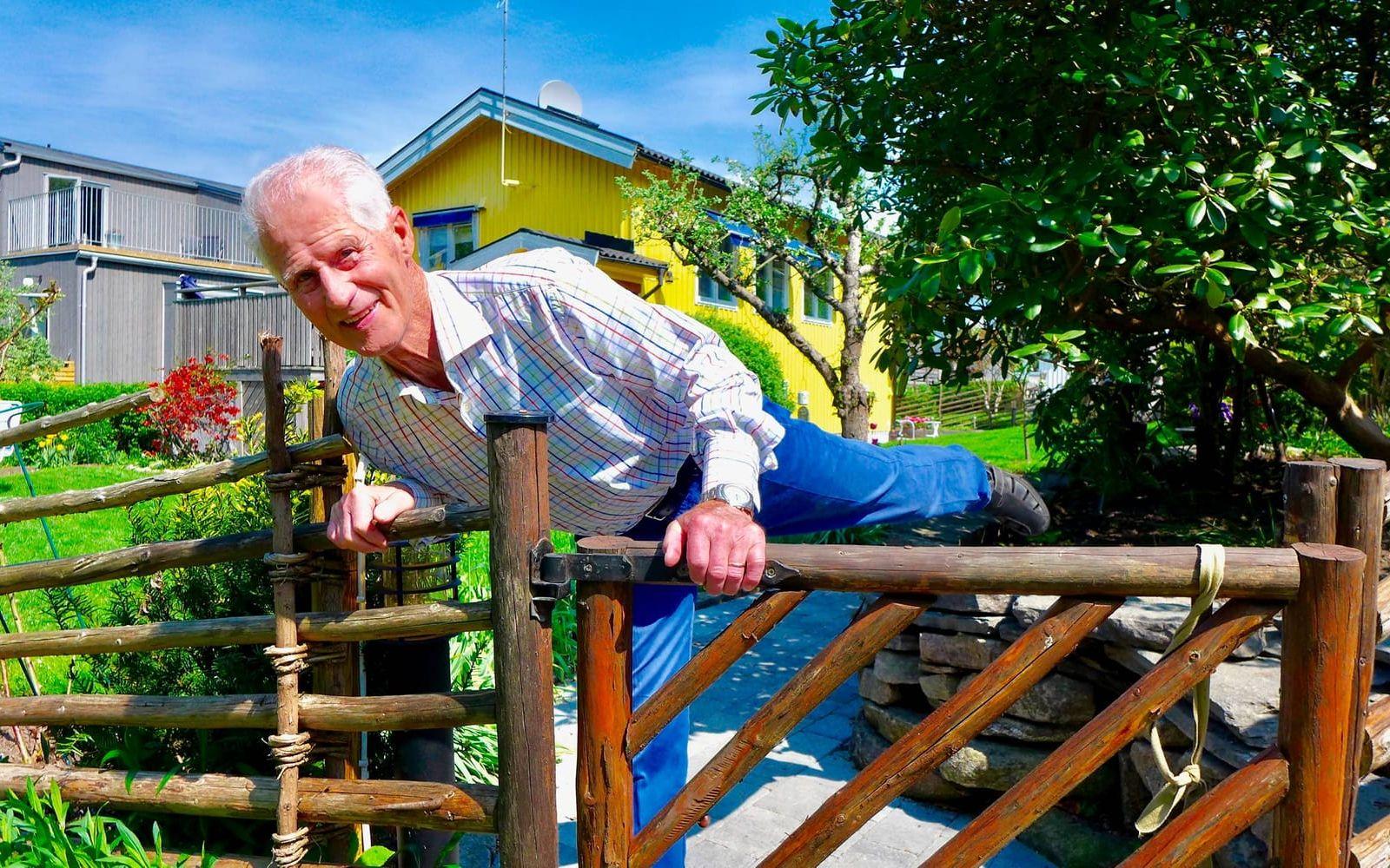 William Thoresson är fortfarande spänstig. Här värmer han upp i sin grönskande trädgård inför 85-årsdagen i morgon. 65 år har gått sedan han överraskande vann olympiskt guld i Helsingfors. Bild: Kicki Media