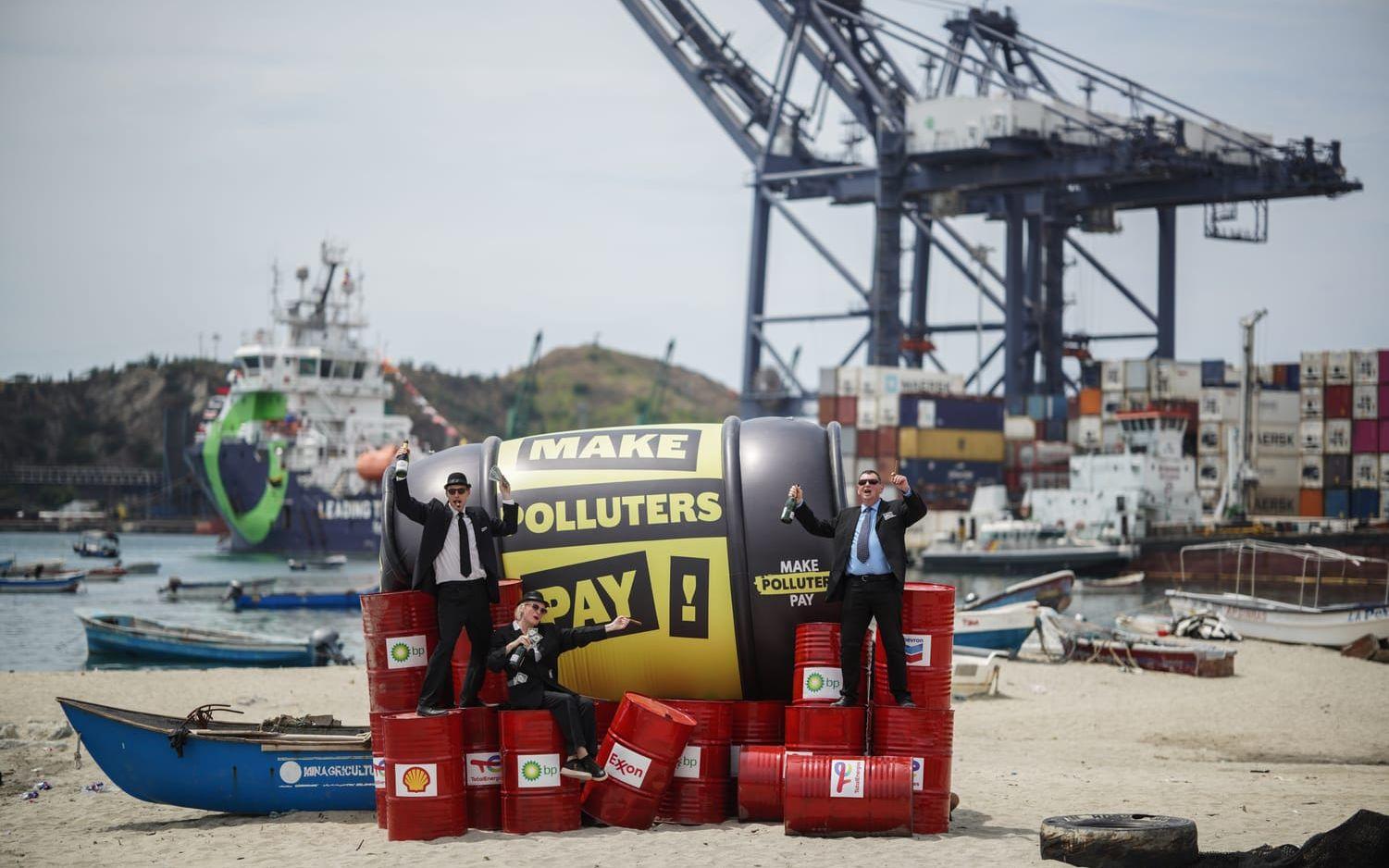 En manifestation från kampanjen "Make polluters pay" i måndags, samtidigt som utfasningsmötet hålls i Santa Marta.