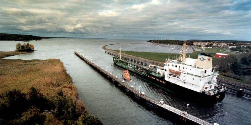 Sjöfartsverket gör tummen ned till en ny sluss trots ökade godsmängder. Beslutet innebär en avveckling av Vänersjöfarten, skriver branschens skeppsmäklare.