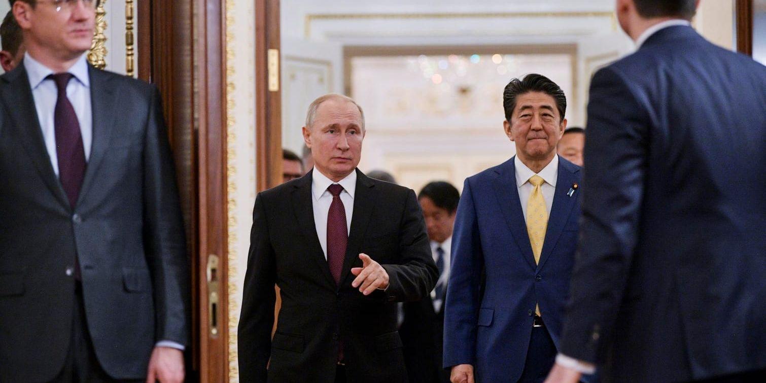 Rysslands president Vladimir Putin och Japans premiärminister Shinzo Abe träffades i Moskva i januari. Arkivbild.