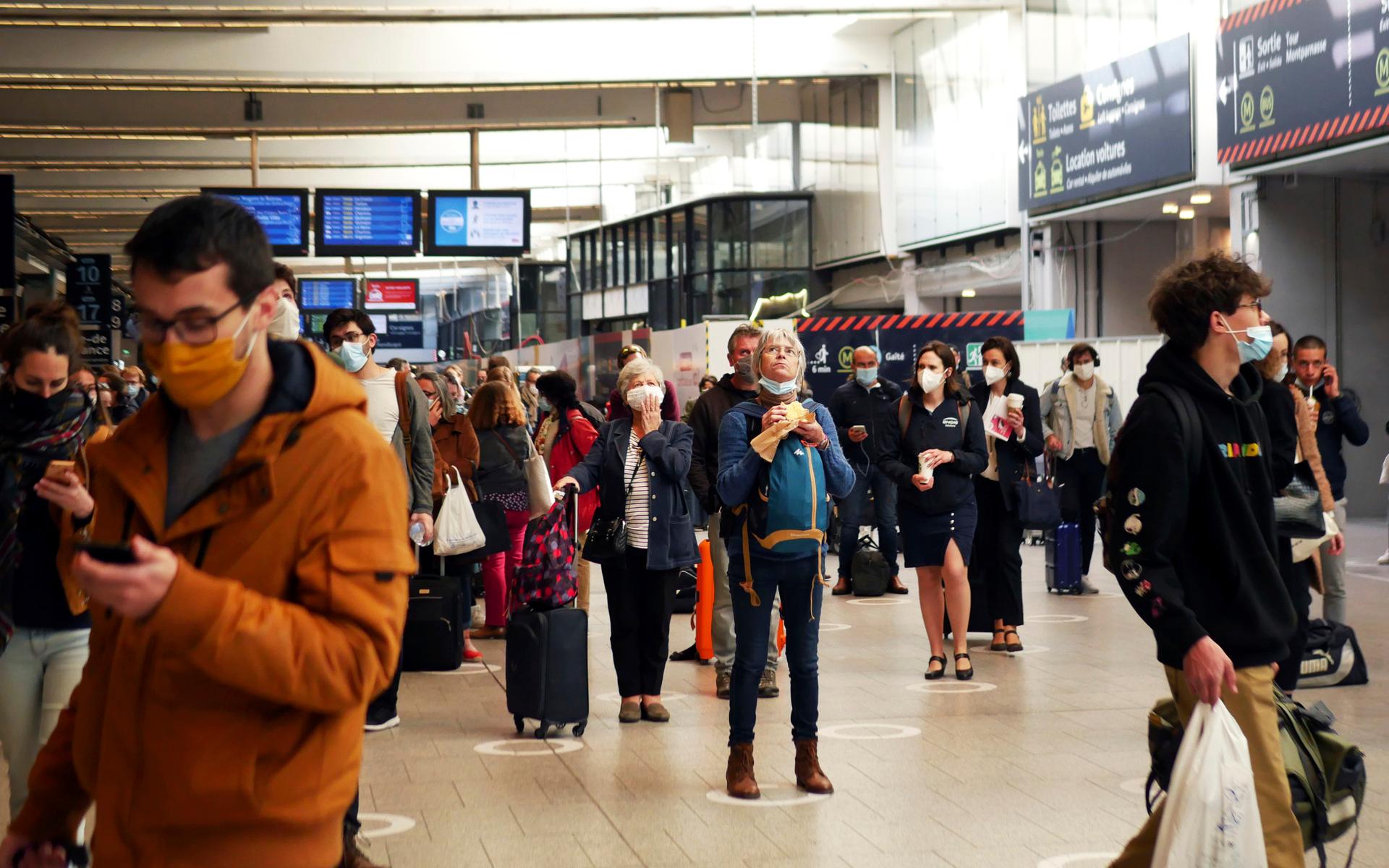 Resande vid tågstationen i Montparnasse. ”I Paris är föreställningen om nödvändigheten av att nästan alltid ha en mask plågsamt närvarande” skriver Per Magnus Johansson. 