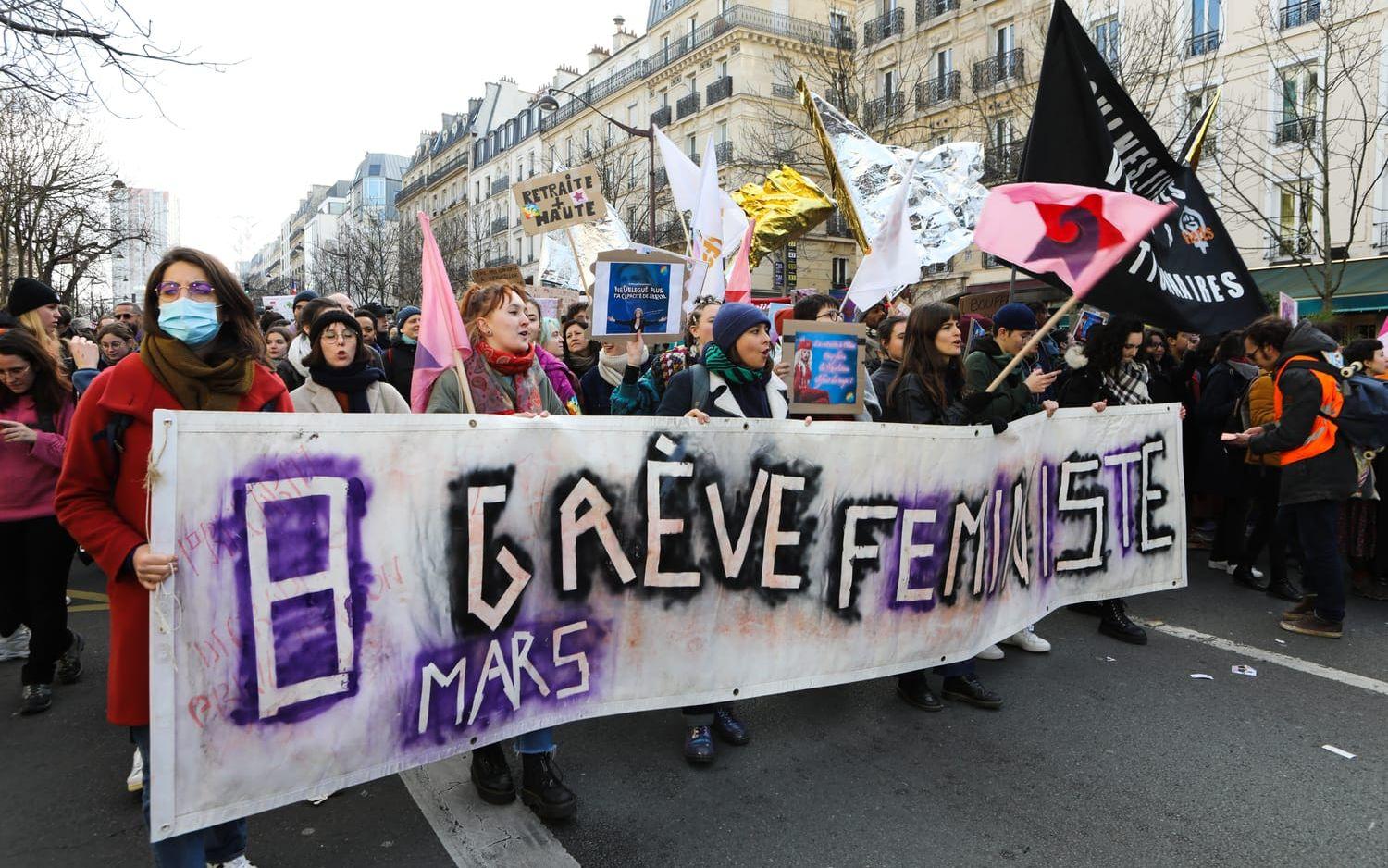 Upp till två miljoner fransmän ska ha tagit till gatorna, enligt franska fackförbund, för att protestera mot en regeringens pensionsreform. Protesterna växer och tisdagens demonstration är den största hittills.