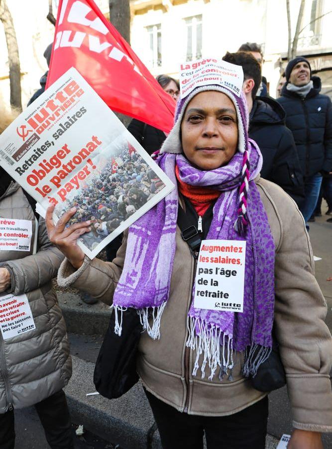 En kvinna som säljer vänstertidningar och har ett klistermärke med budskapet: höj våra löner, inte pensionsåldern. Men det är fackförbund från hela det politiska spektrat som enats i demonstrationerna.