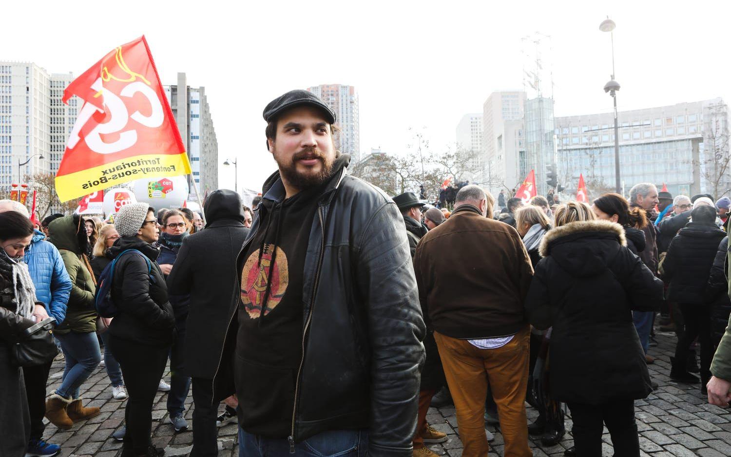 Fransk-svenske Axel Persson som arbetar som lokförare i Parisregionen och är medlem i mäktiga och vänsterradikala facket CGT. Han var del av de omfattande demonstrationerna i Frankrike under tisdagen.