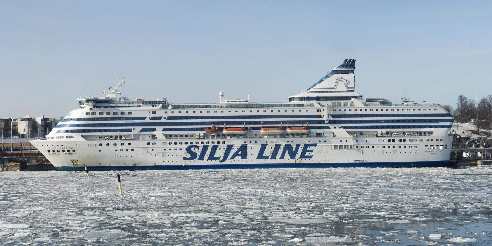 Silja Lines färja "Silja Serenade"  vid kaj i Helsingfors.