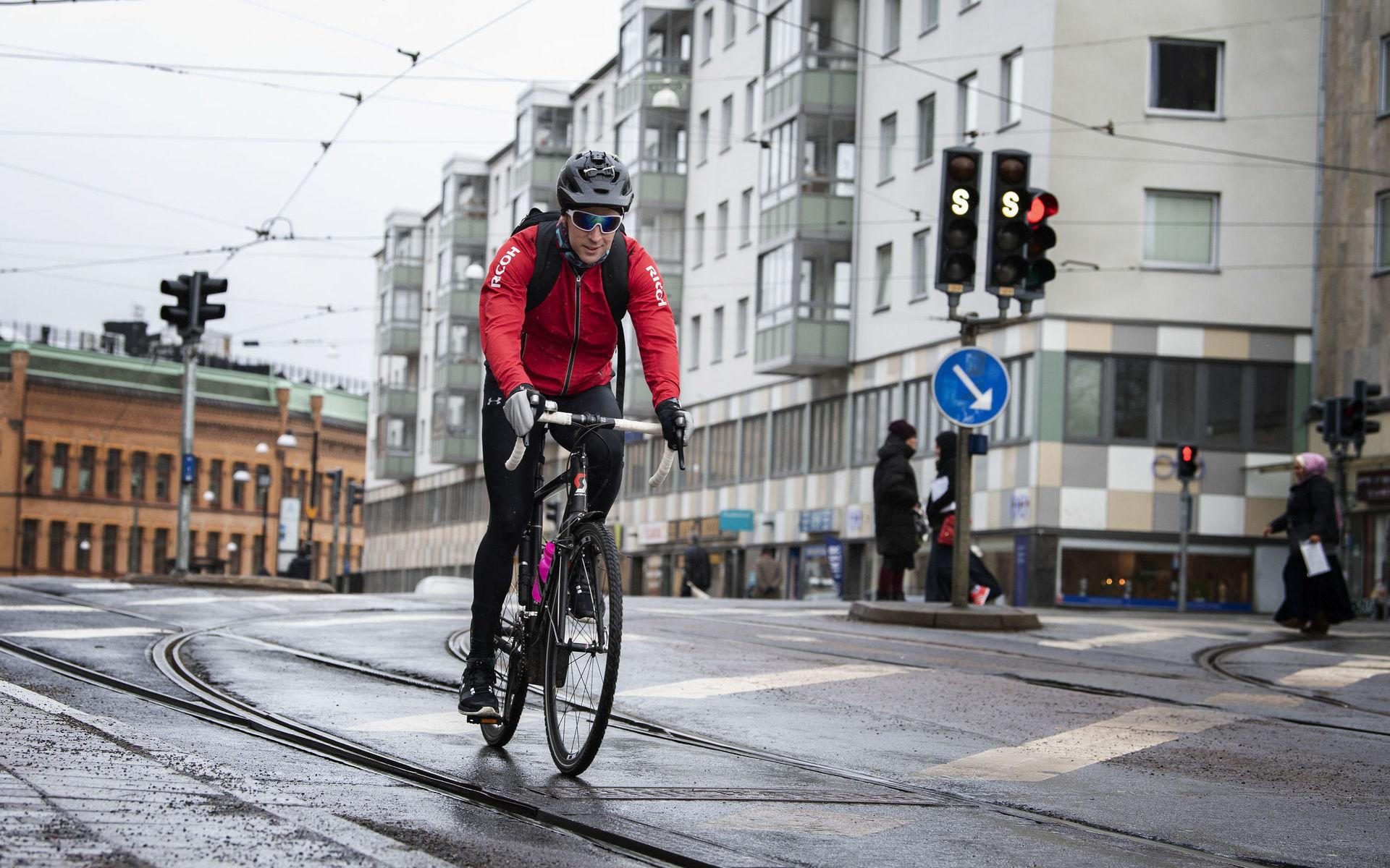Joel Klingspor bor i Torslanda och cyklar ett par gånger i veckan de 16 kilometerna till jobbet i närheten av Järntorget.