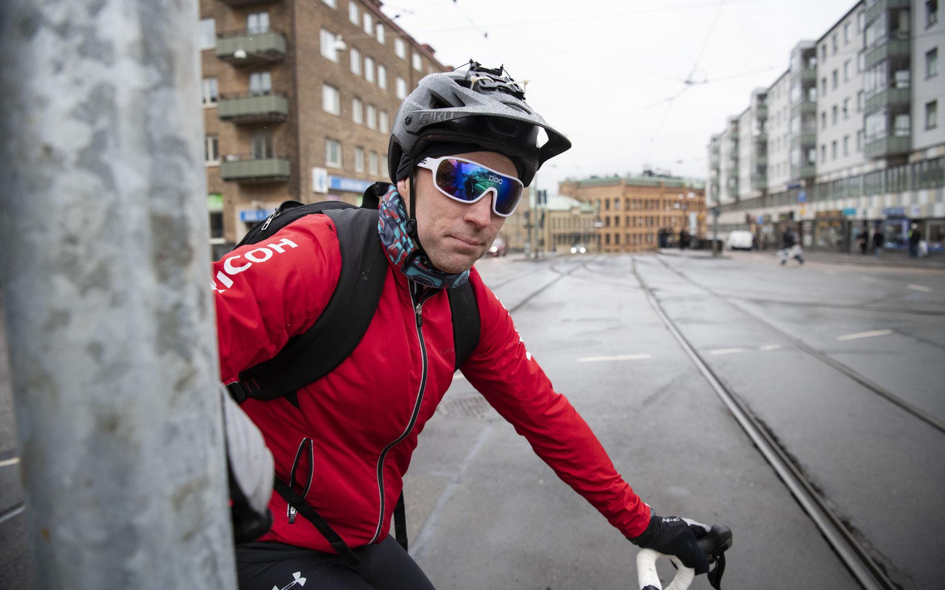 Joel Klingspor bor i Torslanda och cyklar ett par gånger i veckan de 16 kilometerna till jobbet i närheten av Järntorget.