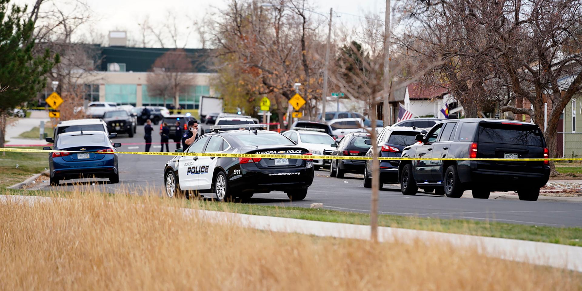 Sex elever sköts i närheten av en gymnasieskola vid lunchtid på måndagen, lokal tid.