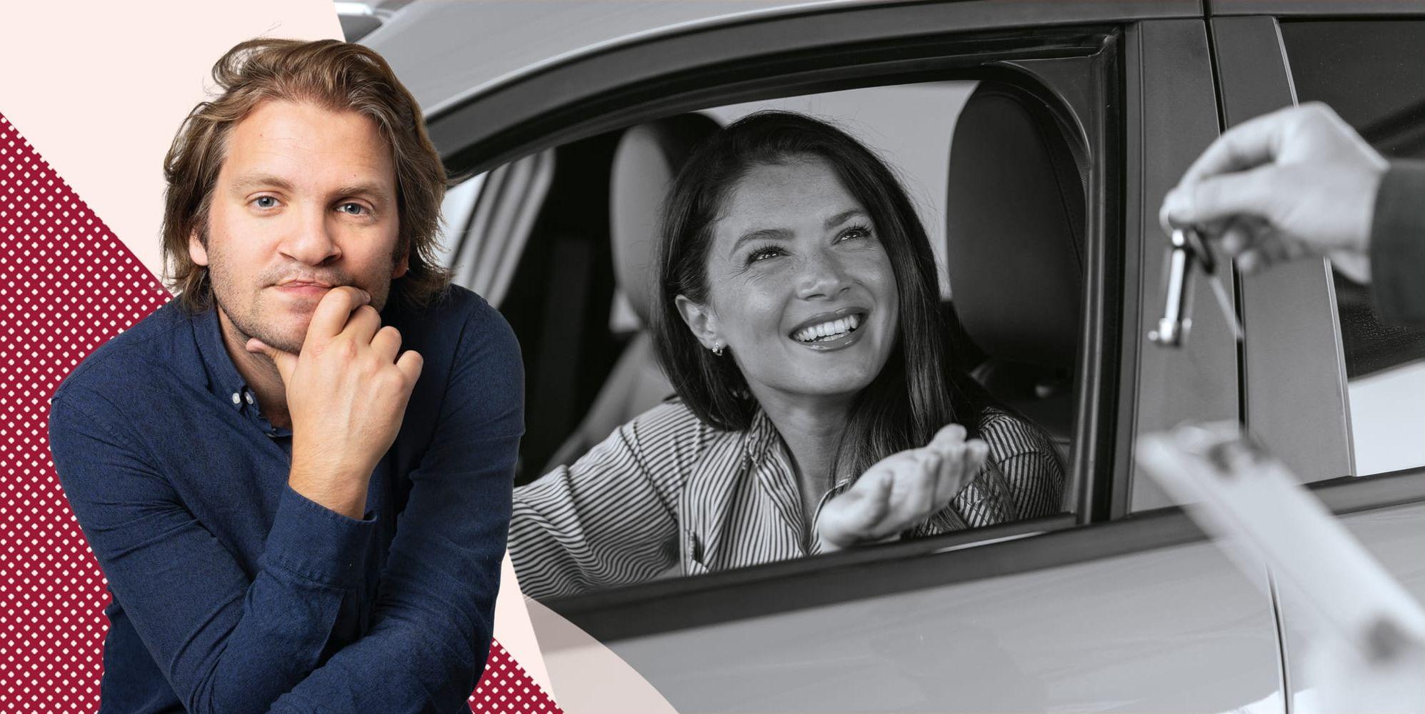 En kvinna får nycklarna till en bil.