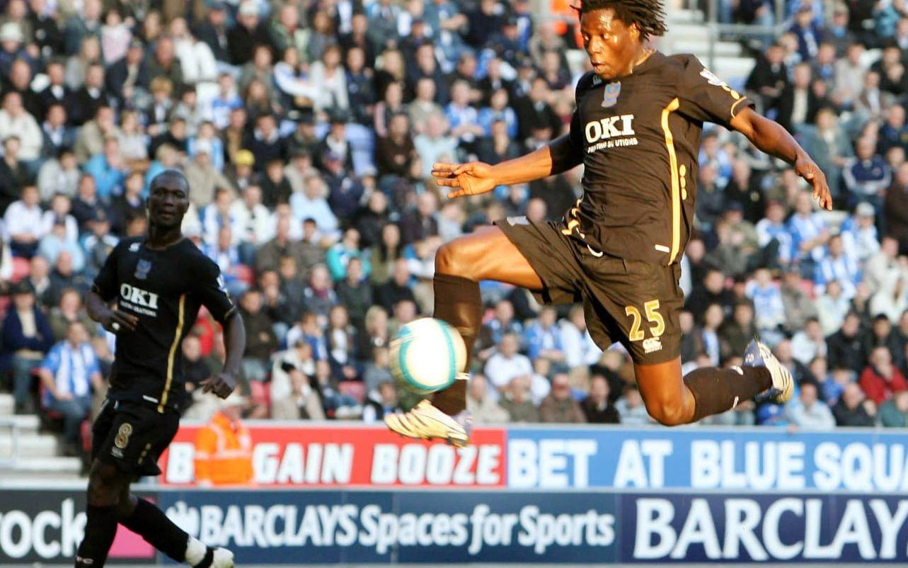 SUCCÈN. Benjani Mwaruwari kommer aldrig att glömma säsongen 2007-2008. Anfallaren från Zimbabwe gjorde 15 mål på 23 matcher för Portsmouth i Premier League. En galet bra notering.  Foto: Bildbyrån