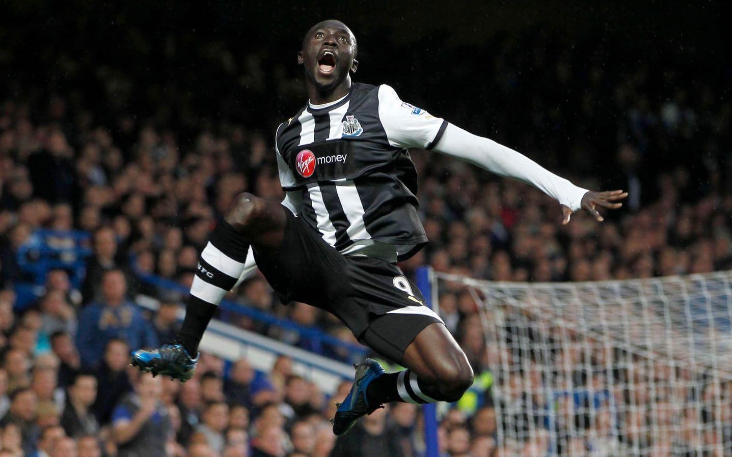 SUCCÈN. Papiss Cissé skrev på för Newcastle i januari 2012. fem månader senare hade han gjort 13 mål på 14 matcher i Premier League. Ett av dem, inprickat mot Chelsea, valdes till säsongens snyggaste av BBC. Foto: Bildbyrån