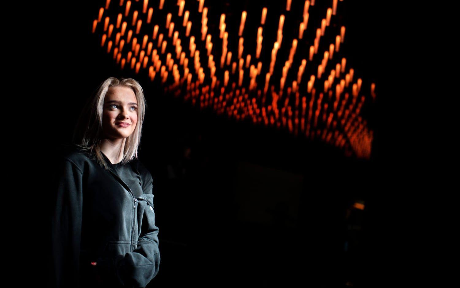 14-åriga Ella Tiritiello från Kristianstad har knappt sjungit offentligt tidigare. Nu lanseras hennes cover av Aviciis 'For a better day' över hela världen i samband med att Globen byter namn till Avicii Arena.