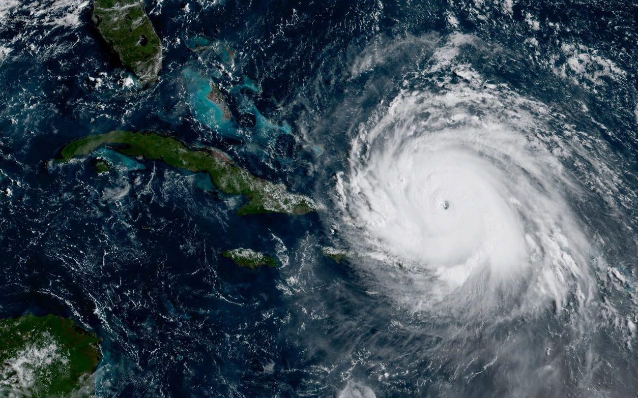Satellitbilden är tagen halv fyra under torsdagseftermiddagen svensk tid och visar Irma över Dominikanska republiken och Haiti. Till vänster om Irma syns Kuba och Jamaica. I vänstra hörnet upp till vänster syns Floridas sydkust. Längst ned till vänster syns centralamerikanska Honduras och Nicaraguas kuster. Bild: GOES-16/NOAA
