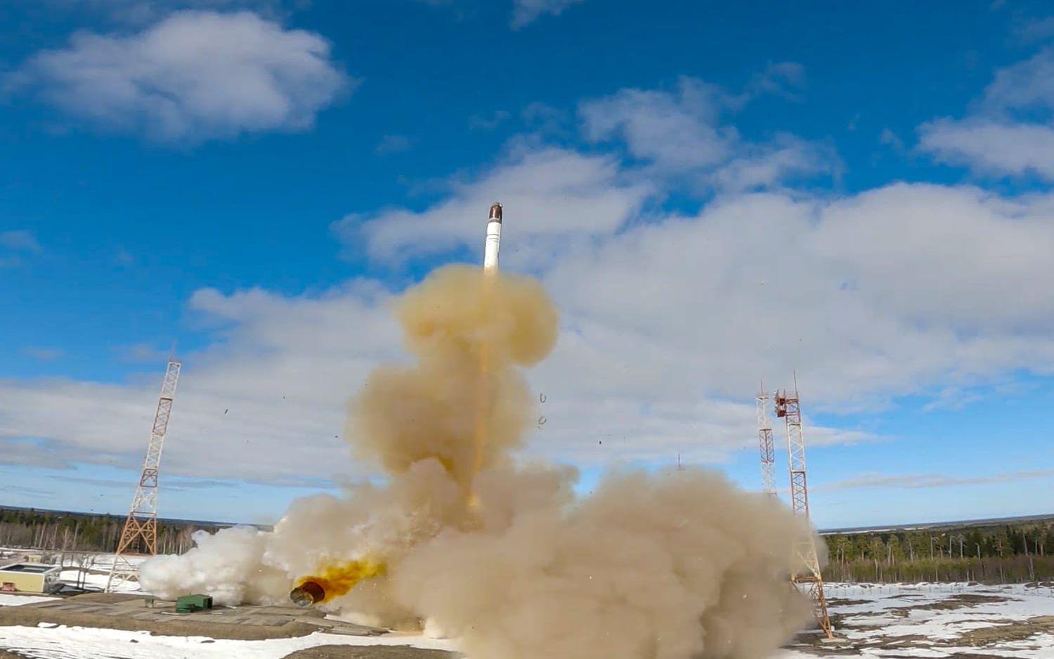 En Sarmatrobot avfyras från Plesetsk i nordvästra Ryssland. Bilden distribuerades av ryska försvarsdepartementets presstjänst i april 2022.