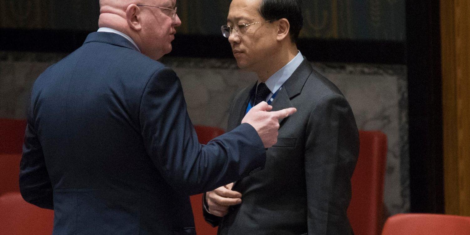 Rysslands FN-ambassadör Vassilij Nebenzia i samtal med Kinas FN-ambassdör Ma Zhaoxu inför fredagens omröstning i säkerhetsrådet.