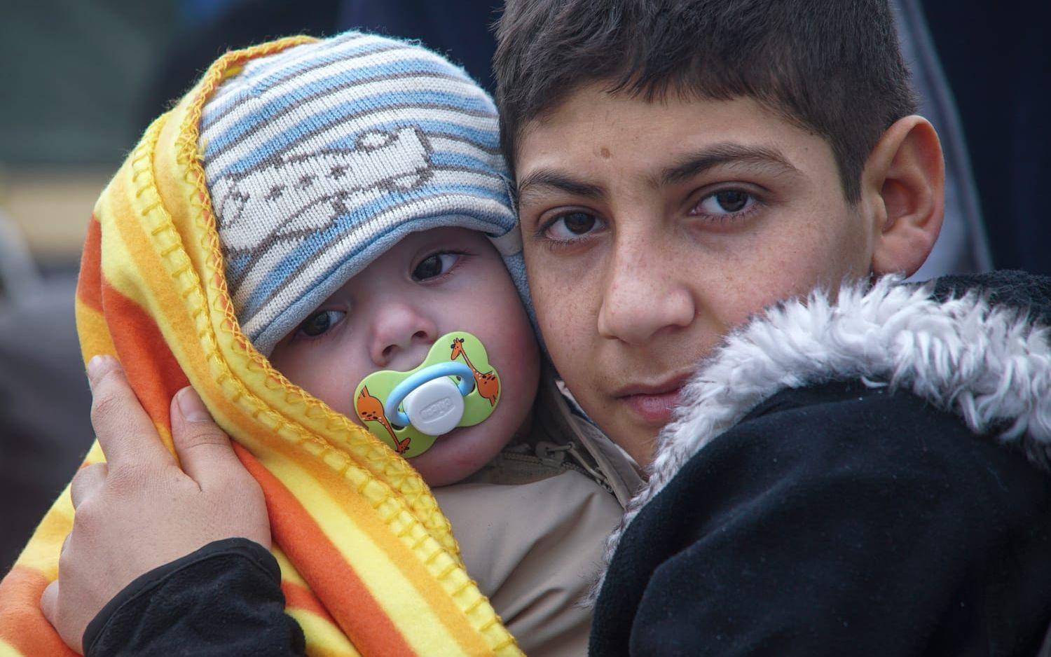 Två barn kramar om varandra efter att ha kommit i land från en flyktingbåt i Grekland 2016. Arkivbild.