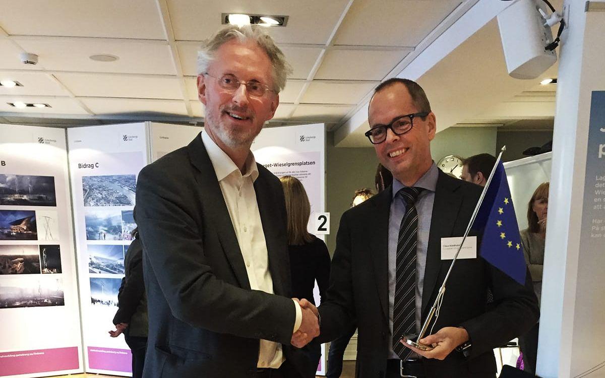 Göteborgs trafikdirektör Stefan Eglinger skakar hand med Claus Klitholm från Europeiska investeringsbanken för att bekräfta överenskommelsen. 
