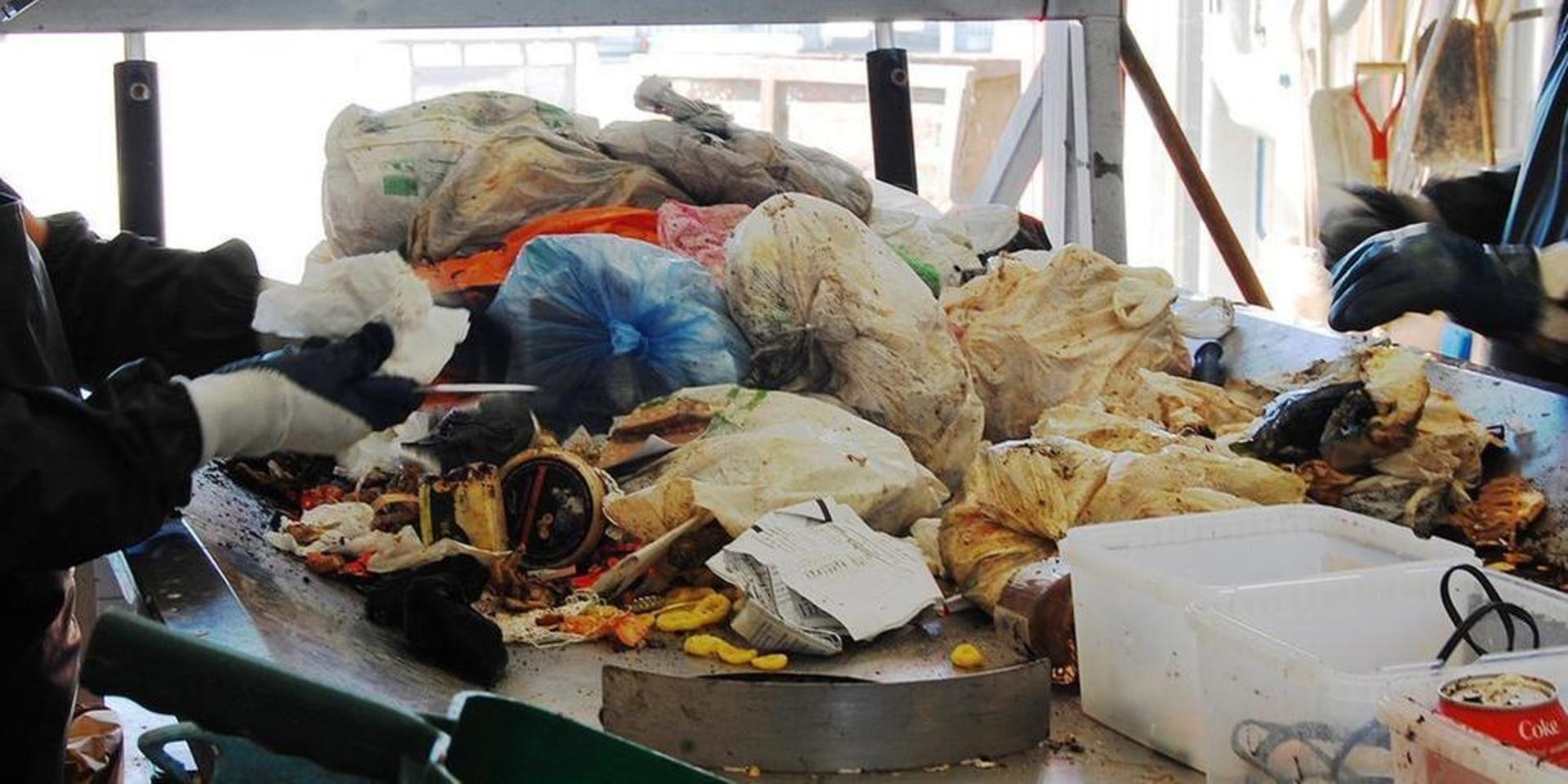 När Göteborg stad lät undersöka innehållet i våra vanliga soppåsar visade det sig att de innehåller sådant som borde ha lagts i kärl för återvinning.