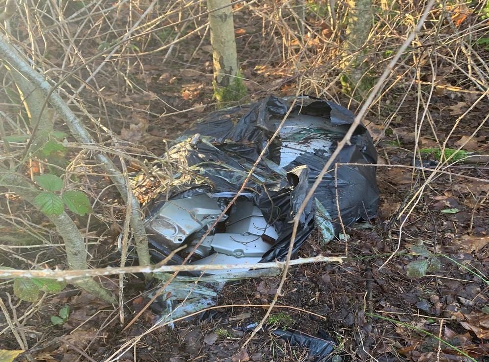 En båtmotor som hittades i skogen.