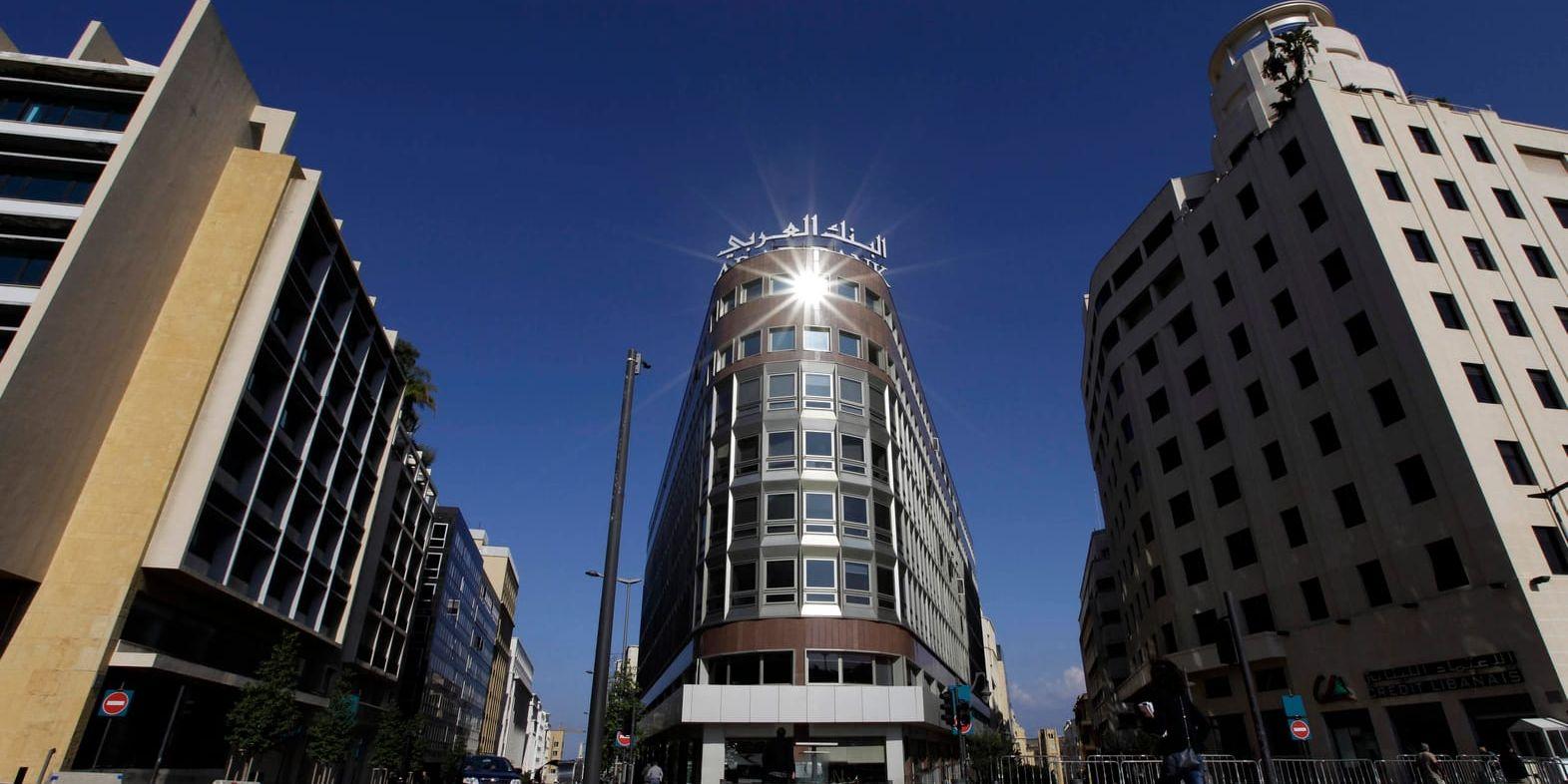 Ett Arab Bank-kontor, byggnaden i mitten, i Beirut i Libanon. Arkivbild.