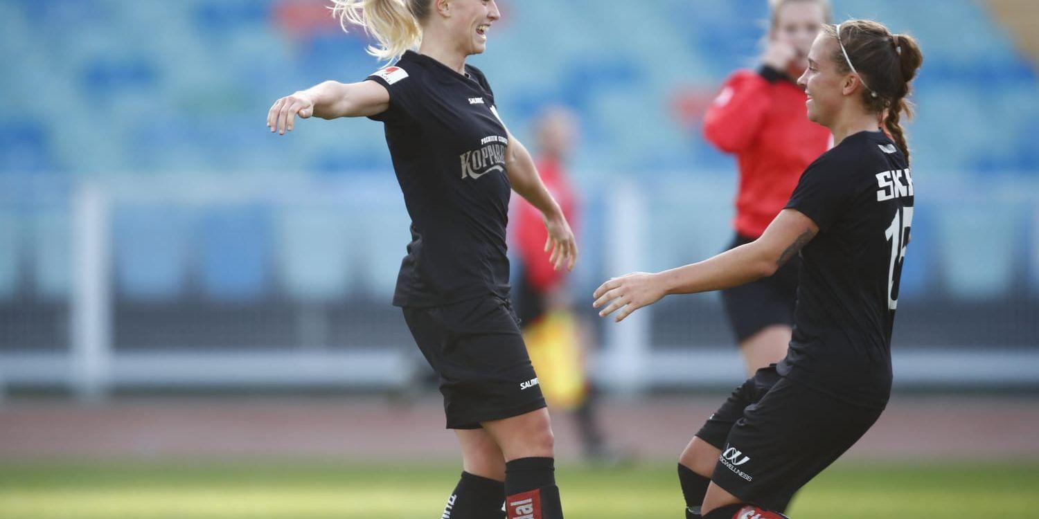 Göteborgs Rebecka Blomqvist (t.v.) kramas om av Julia Zigiotti Olme (t.h.) efter 3–1-målet mot IFK Kalmar.