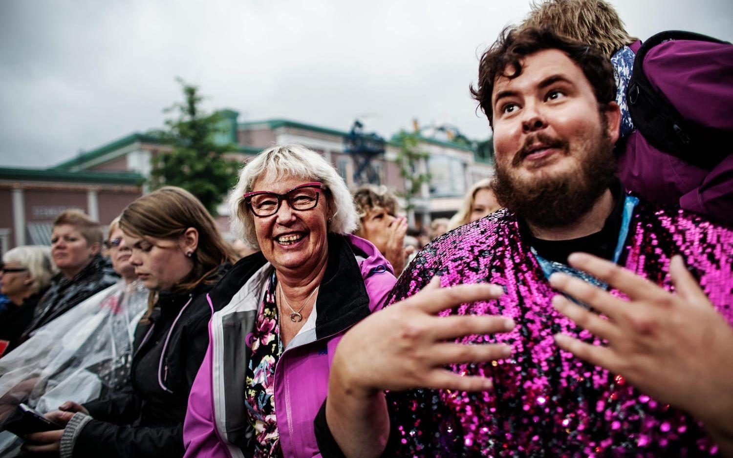 Glada fans i publikhavet. Foto: Petter Trens.