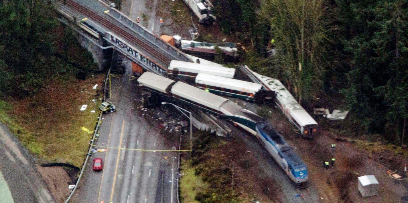 Tåget spårade ur på en järnvägsbro.