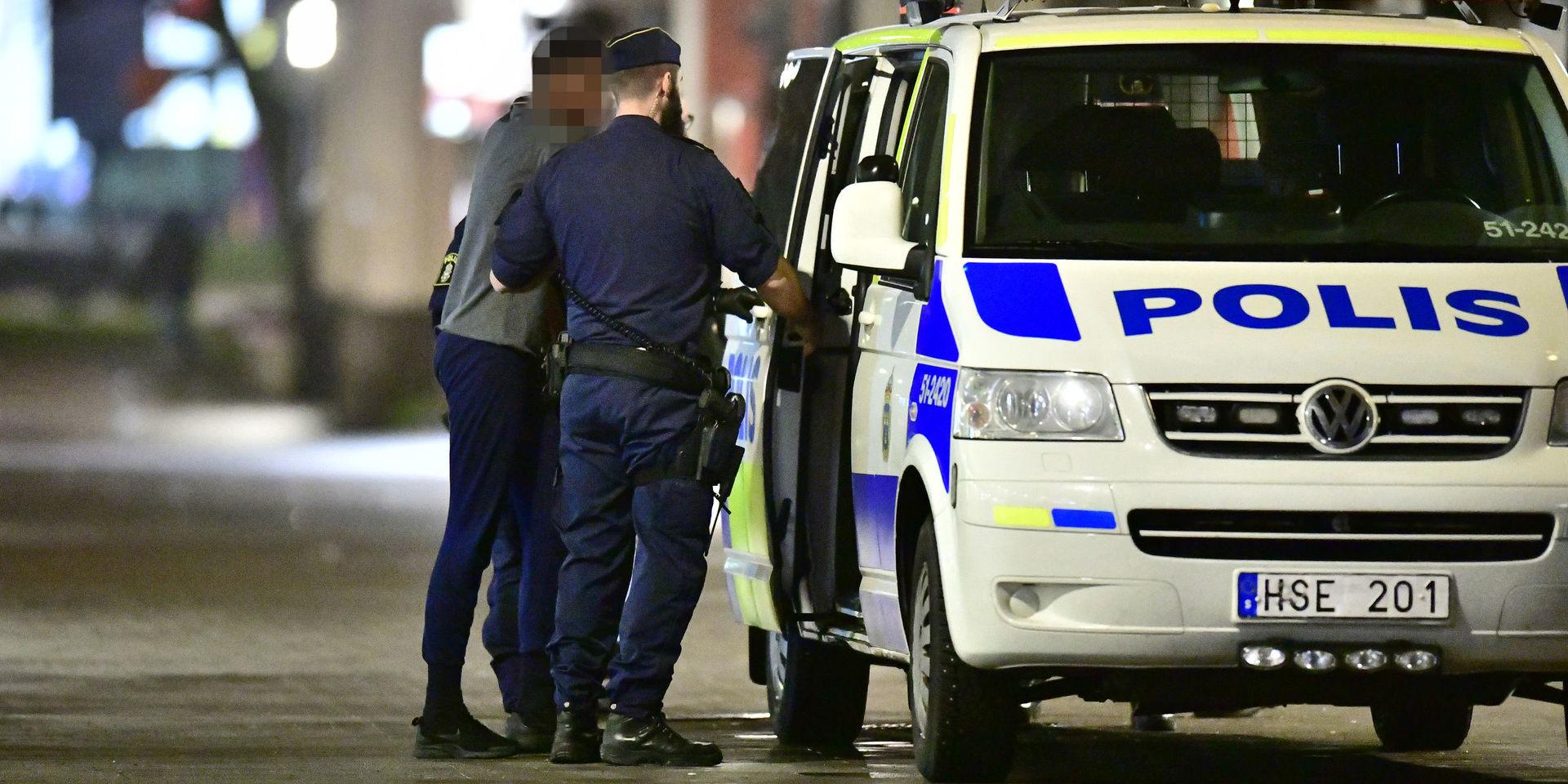 Det var under måndagen som polisen slog till mot flera adresser i Västra Frölunda. 
