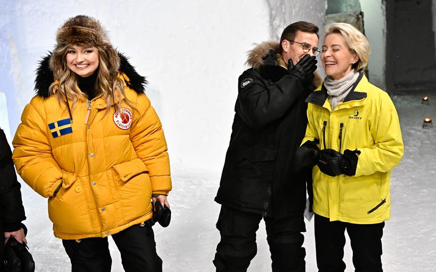 Ebba Busch (KD), statsminister Ulf Kristersson (M) och EU-kommissionens ordförande Ursula von der Leyen i samband med EU-toppmötet i Kiruna. På Twitter ironiserar man över att Busch så gärna till visa upp sin vinterjacka från Acne/Fjällräven för 11 000 kronor.