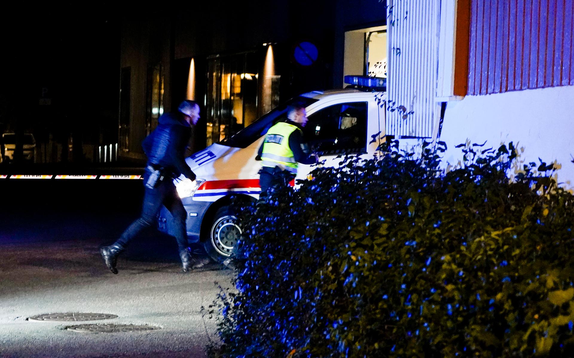 Kongsberg 20211013. Politiet gjør undersøker i Kongsberg sentrum etter en alvorlig hendelse.Foto: Håkon Mosvold Larsen / NTB