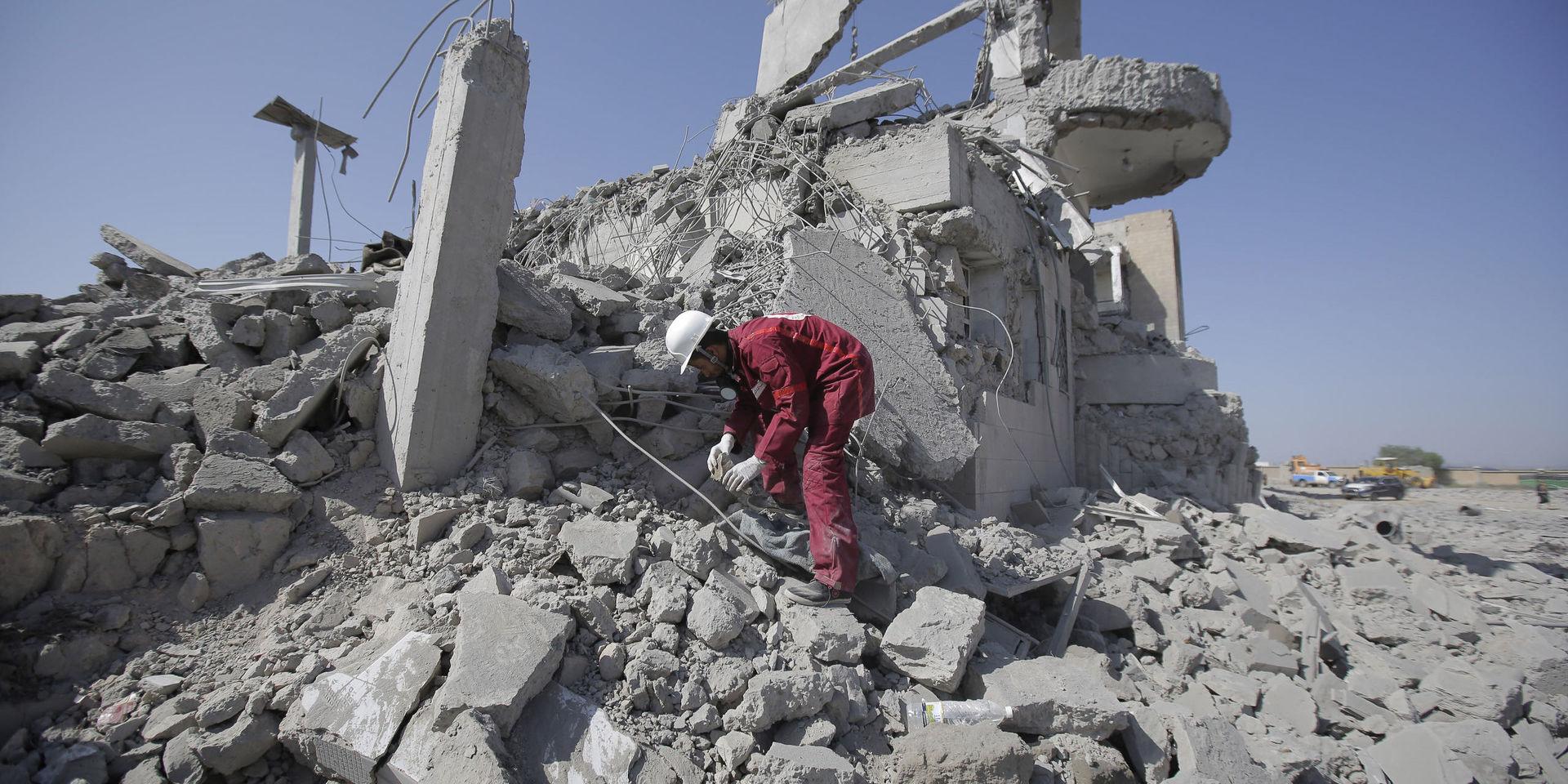 En räddningsarbetare letar överlevande i ruinerna efter en saudisk-ledd flygbombning. Arkivbild.
