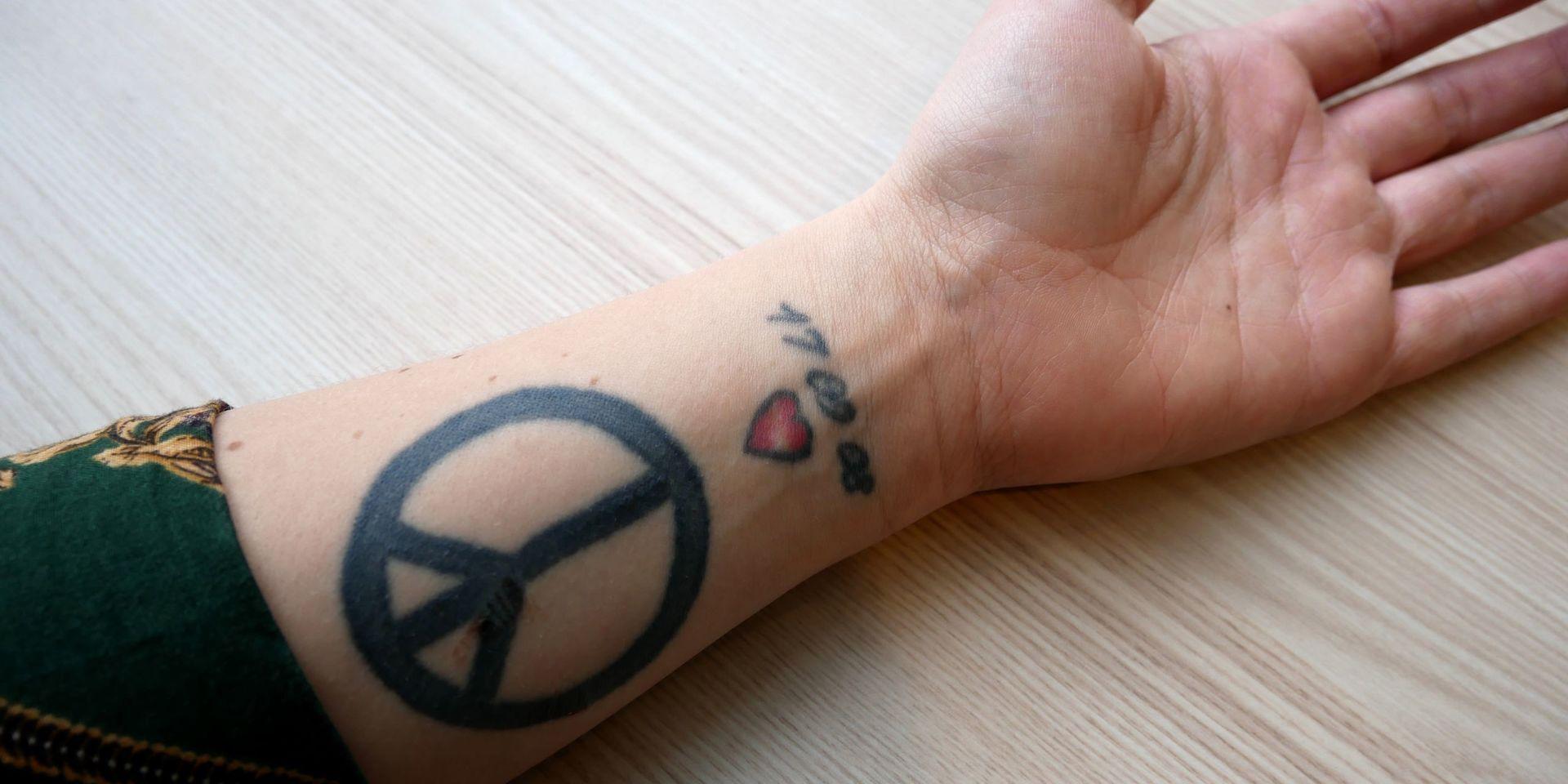 Rebecca har tatuerat in datumet (17 september 2008) hon ser som dagen då hon slutade vara sjuk – som en symbol för livet.