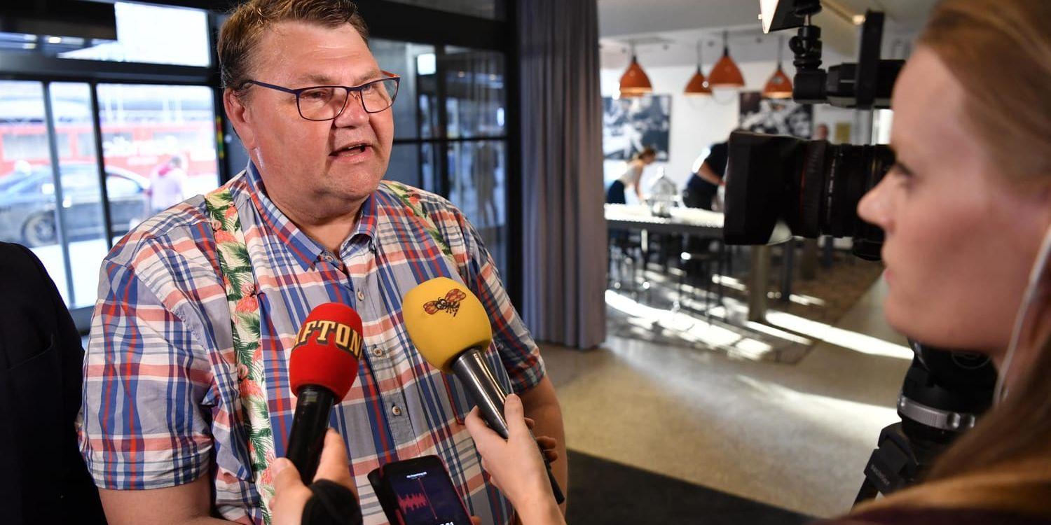 Peter Lundgren (SD) intervjuas av Aftonbladet inför onsdagskvällens debatt med andra EU-kandidater på ett Stockholmshotell.