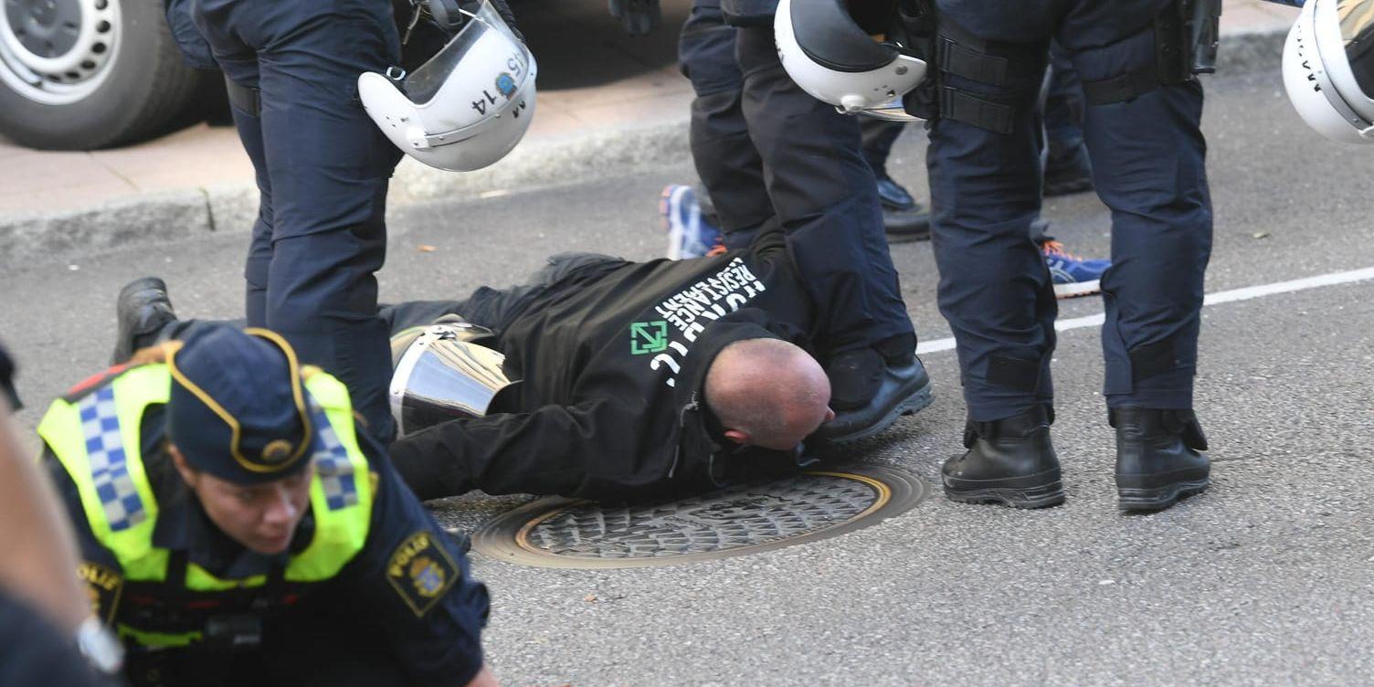 Här är demonstrationen över för en NMR-anhängare som omhändertas av polis. Demonstrationen i Göteborg ses som ett nederlag för den nazistiska rörelsen, men det är ett nederlag som kan få våldsamma konsekvenser. Bilden togs i Göteborg lördagen den 30 september.