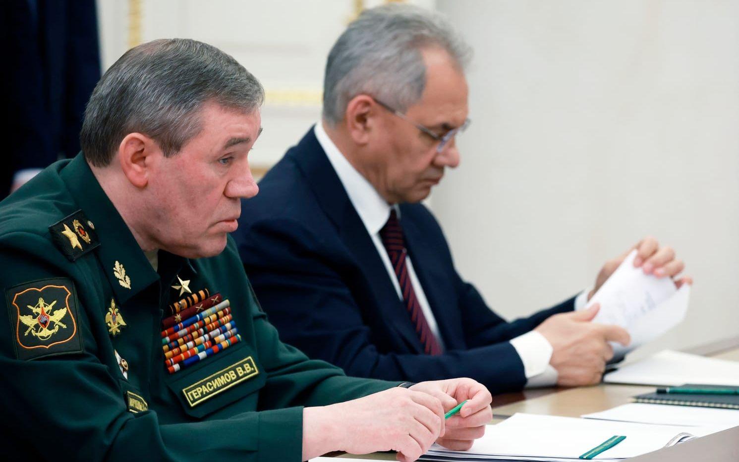 Ryske generalstabshefen Valerij Gerasimov och tidigare försvarsministern Sergej Sjojgu vid ett möte i maj i år.