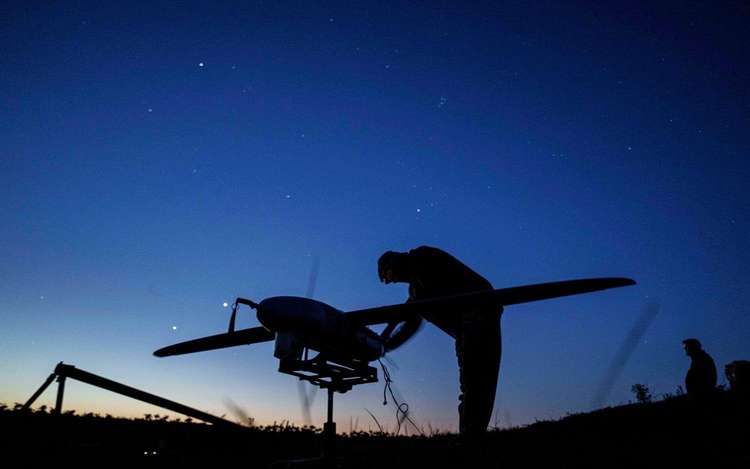 Drönare kan kontrolleras via AI eller via fjärrstyrning. På bilden förbereder en ukrainsk soldat en drönarflygning vid frontlinjen nära Pokrovsk i augusti i fjol.