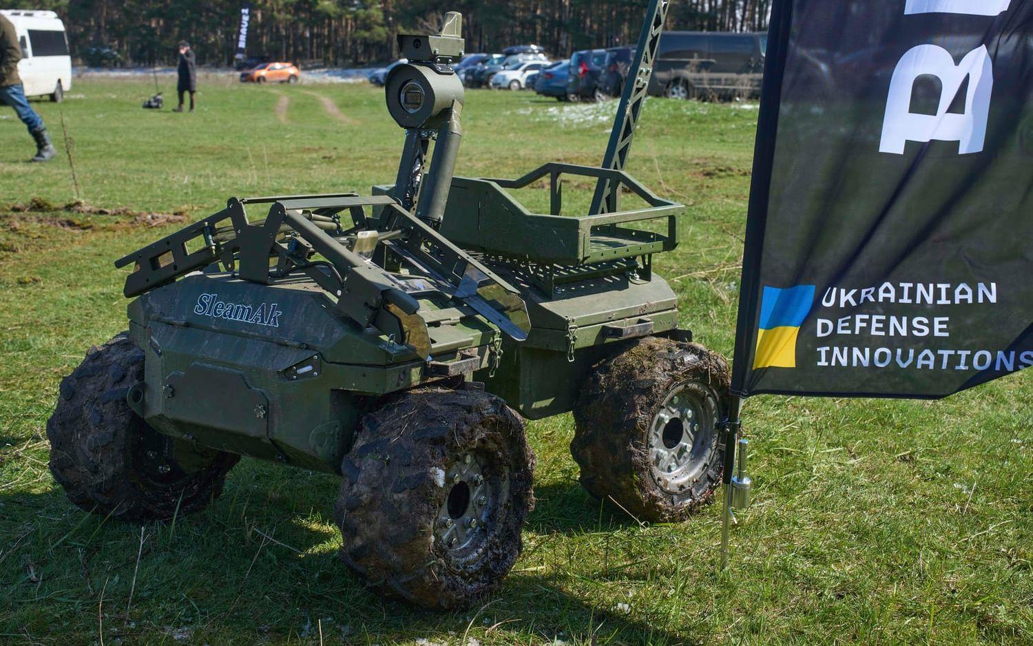 Under kriget har Ukraina utvecklat sin inhemska försvarsindustri. På bilden visas ett obemannat markfordon upp på en utställning på hemlig ort i Ukraina i april 2025.